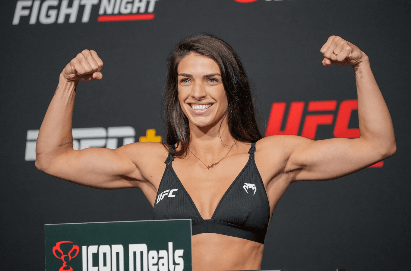 Dern Looks Unstoppable: Robertson Nearly Submitted in First Round cover image